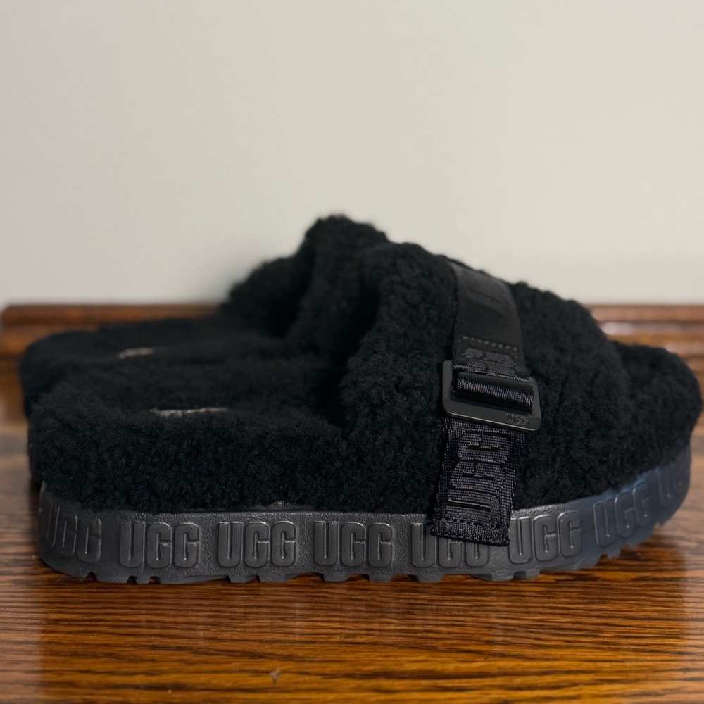 UGG Women’s Black Fluff Fluffita Platform Logo Slipper Sandal - Picture 5 of 10